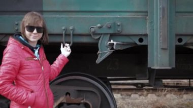 Tren ve gülümsüyor tutar