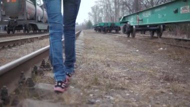 Ayakları üzerinde raylar