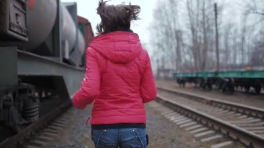 Kız trende kaçıyor