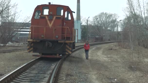 彼女は放棄された鉄道の近くに行く — ストック動画