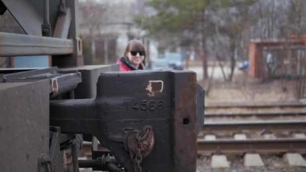Дівчина виходить з вагона метро — стокове відео