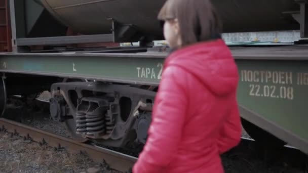 La ragazza e il treno — Video Stock