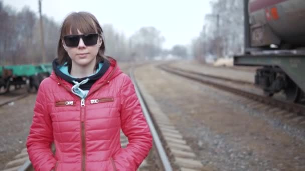 Camminando lungo i vagoni ferroviari — Video Stock