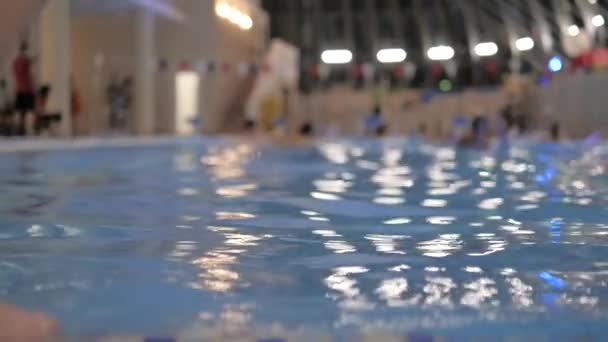 Guy se zambulle en la piscina — Vídeos de Stock