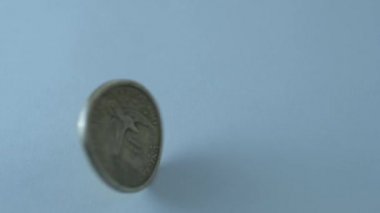 Madeni para döner. Bir dolar