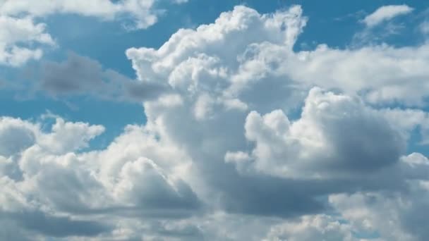 Nuvens no céu azul 4K — Vídeo de Stock