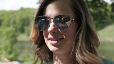 Genç adam yansıma noktalarda kızlar görünüyor.