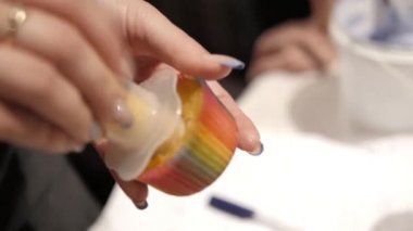 Genç bir kız cupcake yapar