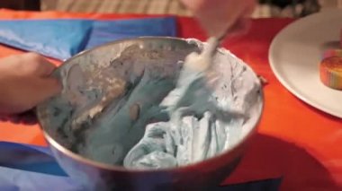 Kız kremalı pasta karıştırır