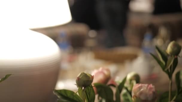 Florero y flores en el café — Vídeos de Stock
