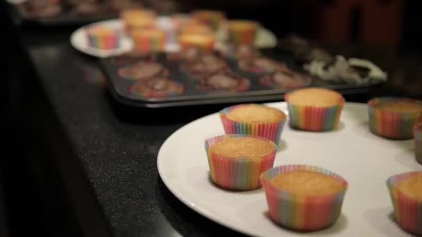 Готовить кексы на кухне — стоковое видео