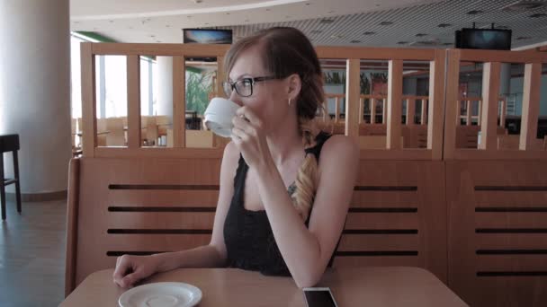 Menina beber café — Vídeo de Stock