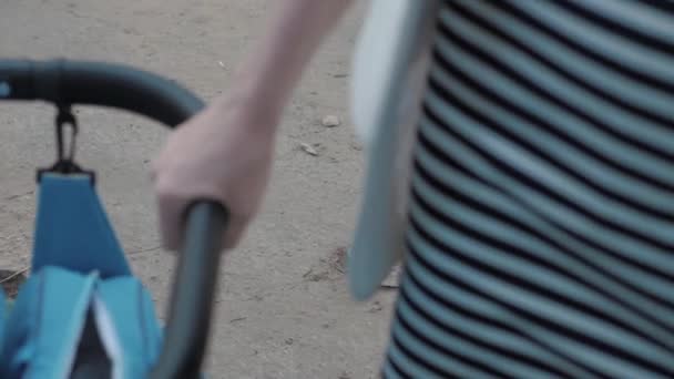 Mother holding the stroller with your hand — Stock Video