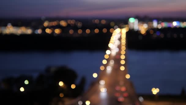 Natt panorama av bron i lampor — Stockvideo