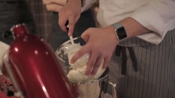 El cocinero amasa la masa — Vídeo de stock
