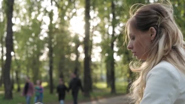 A lány sétál a parkban babakocsi — Stock videók