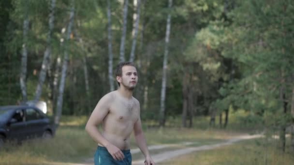 Les jeunes jouent au badminton — Video