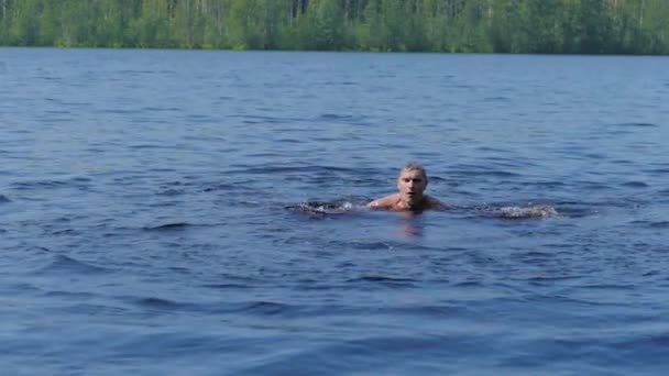 Giovane uomo si bagna nel fiume — Video Stock