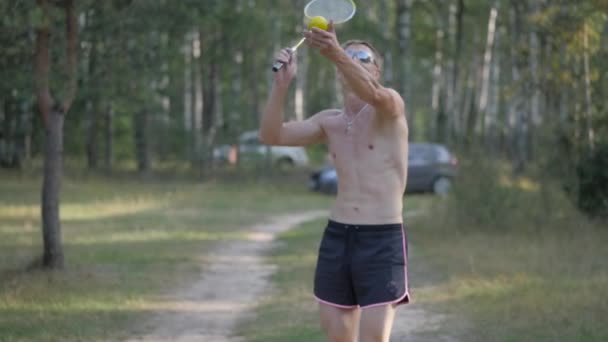 年轻人正在打羽毛球 — 图库视频影像