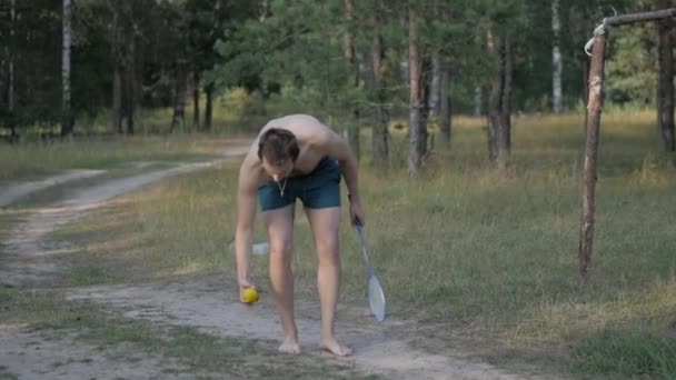 Genç insanlar badminton oynarken — Stok video