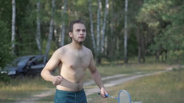 Los jóvenes juegan al bádminton — Vídeo de stock