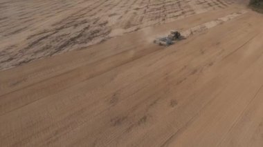 Traktör toprağı sürüyor.