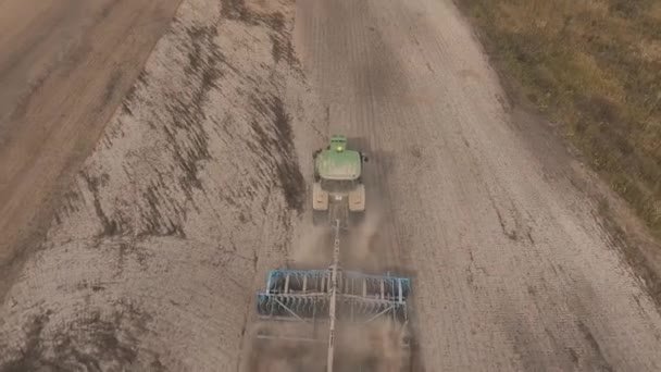 Traktor pflügt das Land — Stockvideo