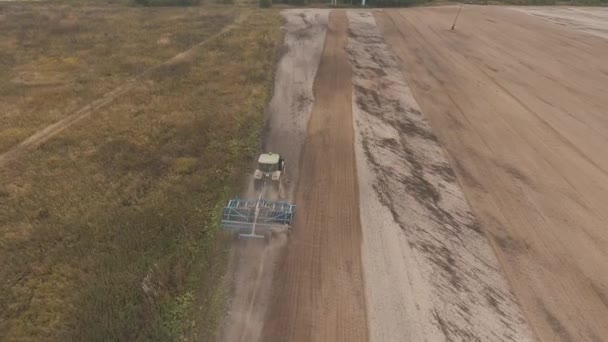 Traktor plöjning marken — Stockvideo