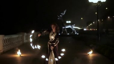 Sokakta hayranları olan bir yangın gösterisi.