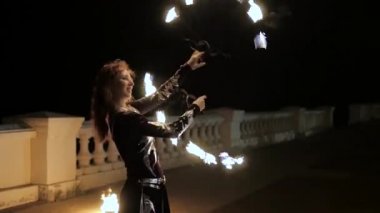 Sokakta hayranları olan bir yangın gösterisi.