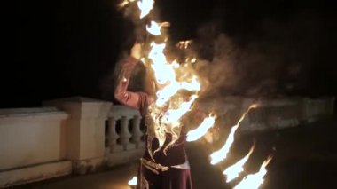 Sokakta hayranları olan bir yangın gösterisi.