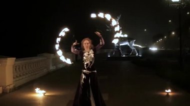 Sokakta hayranları olan bir yangın gösterisi.