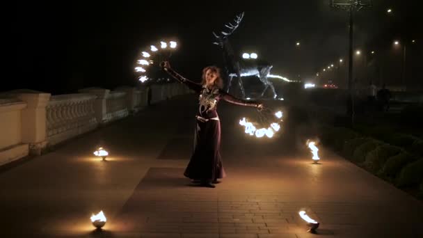 Vuurshow met fans op straat — Stockvideo