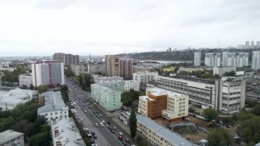 Şehrin işlek caddelerinin üzerinden uç. Kentsel yaşamın hava fotoğrafçılığı