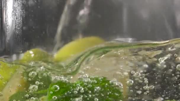 Lime Mynta Och Citronskivor Fylls Med Varmt Vatten Närbild Makroläge — Stockvideo