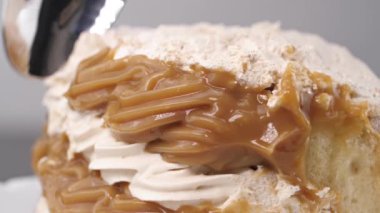 Bir adam kaşıkla bir parça kek alıyor, makro fotoğraf. Kapat.