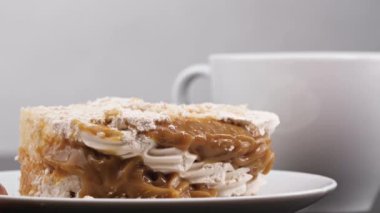 Bir adam kaşıkla bir parça kek alıyor, makro fotoğraf. Kapat.