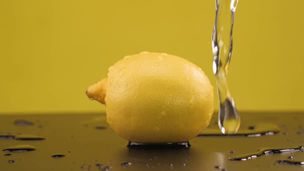 Los Cubos Hielo Caen Sobre Limón Cámara Lenta Fondo Amarillo — Vídeos de Stock