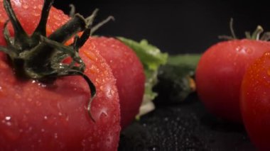 Kamera sebzelerin içinden geçiyor: domates ve salatalık, yakın plan. Makro kipi