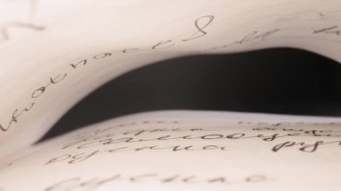 Kamera Notepad boyunca yavaşça hareket ediyor. Kapatın. Makro çekim