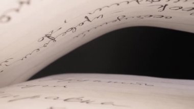 Kamera Notepad boyunca yavaşça hareket ediyor. Kapatın. Makro çekim