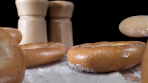 Câmera Move Lentamente Através Dos Bagels Que Encontram Farinha Plano — Vídeo de Stock