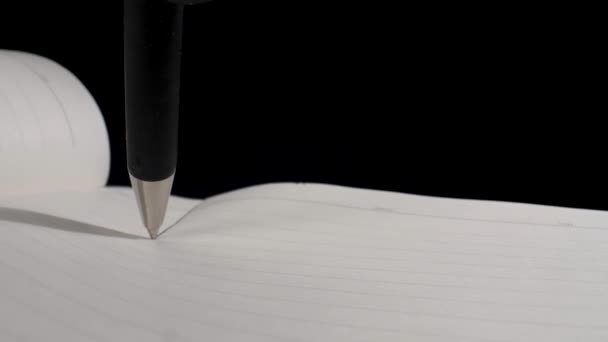 Ein Kugelschreiber Zeichnet Auf Einem Blatt Papier Einem Notizblock Schwarzer — Stockvideo
