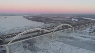 Bir köprünün ve donmuş bir nehrin üzerinde uçmak. Kış. - Rusya. Hava İncelemesi