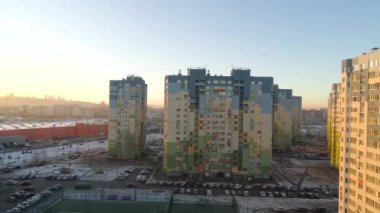 Sabahın erken saatlerinde bir yerleşim yerinin üzerinde uçuyorlar. Hava araştırması. Şehir