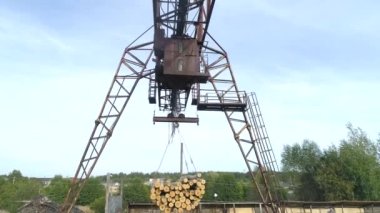 Bir köprünün ve donmuş bir nehrin üzerinde uçmak. Kış. - Rusya. Hava İncelemesi