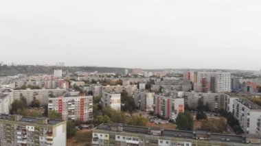 Çok katlı panelli evlerin üzerinden uçuyor. Hava İncelemesi.