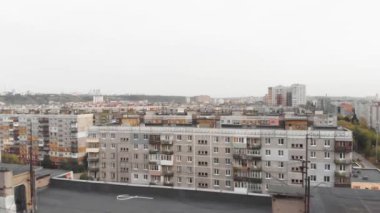 Çok katlı panelli evlerin üzerinden uçuyor. Hava İncelemesi.