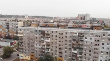 Çok katlı panelli evlerin üzerinden uçuyor. Hava İncelemesi.