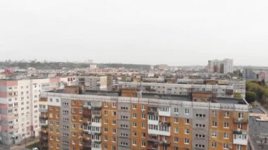 Çok katlı panelli evlerin üzerinden uçuyor. Hava İncelemesi.